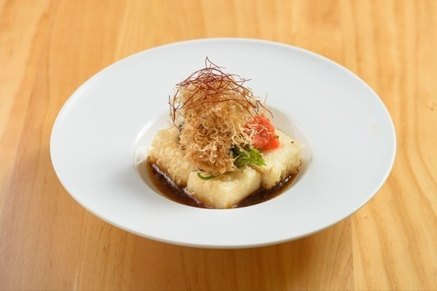 Agedashi tofu dalam pasta bowl putih. Agedashi tofu dalam pasta bowl putih.