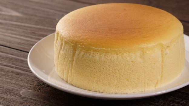 Japanese cheese cake utuh di atas piring putih bulat. Japanese cheese cake utuh di atas piring putih bulat.