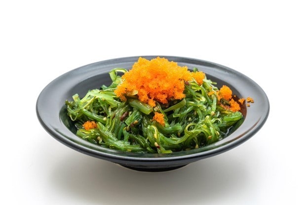 Wakame salad dengan topping tobiko. Wakame salad dengan topping tobiko.