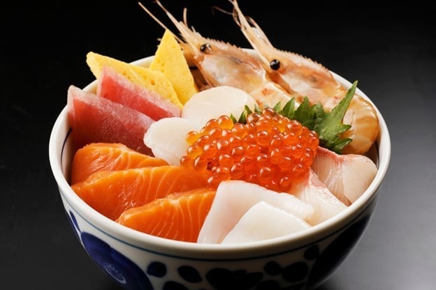 Sajian kaisendon dengan irisan salmon, tuna, udang, dan ikura. Sajian kaisendon dengan irisan salmon, tuna, udang, dan ikura.