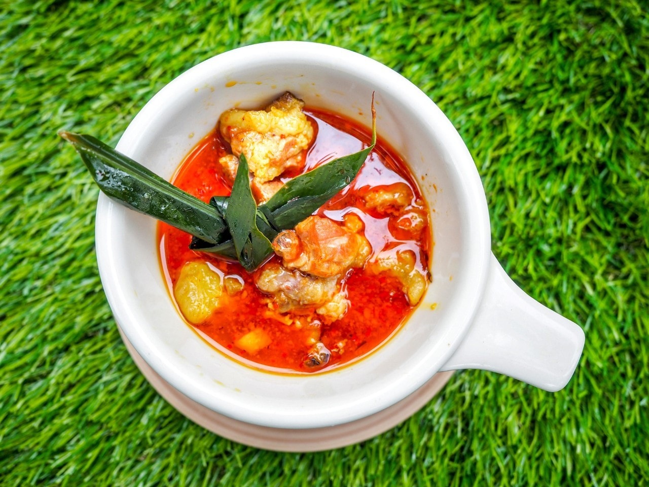 Angeun lada dalam mangkuk putih.  