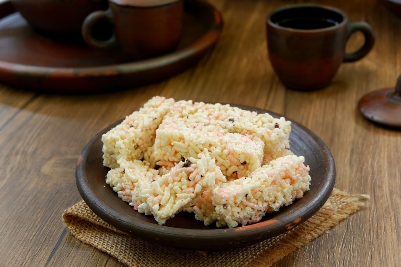 Kue jipang disajikan di atas piring gerabah. 