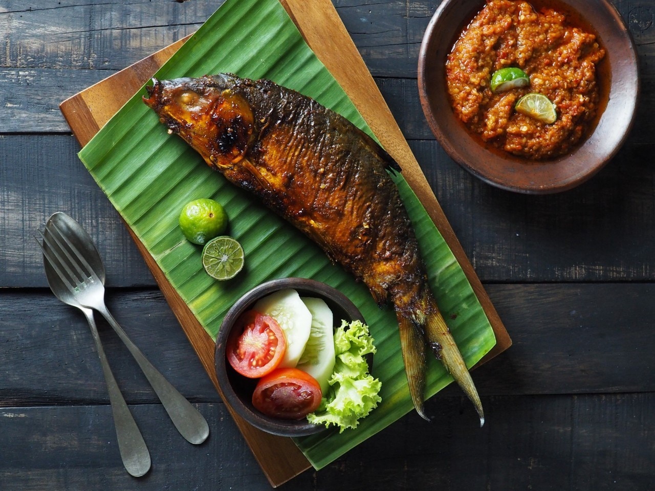 Ikan bandeng bakar dengan lalapan dan sambal.