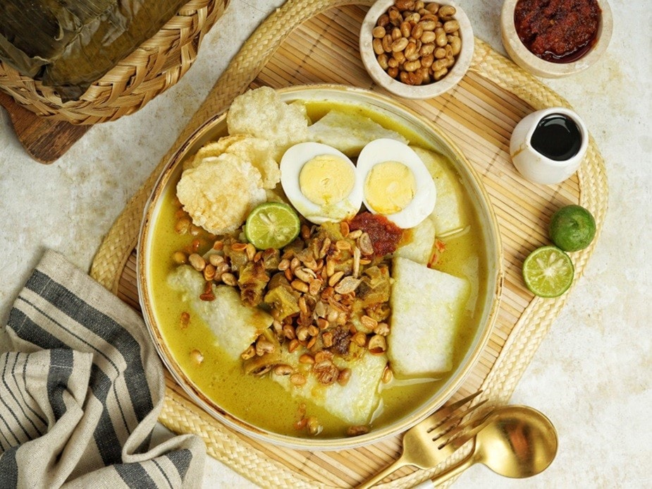 : Lontong kari khas Bandung dengan pelengkapnya : Lontong kari khas Bandung dengan pelengkapnya