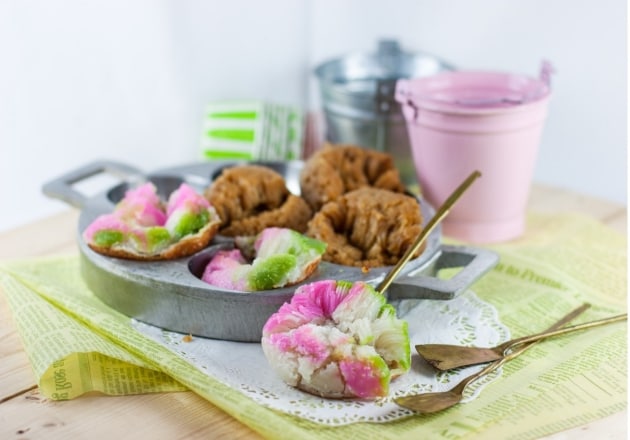 Kue carabikang di dalam cetakannya.  