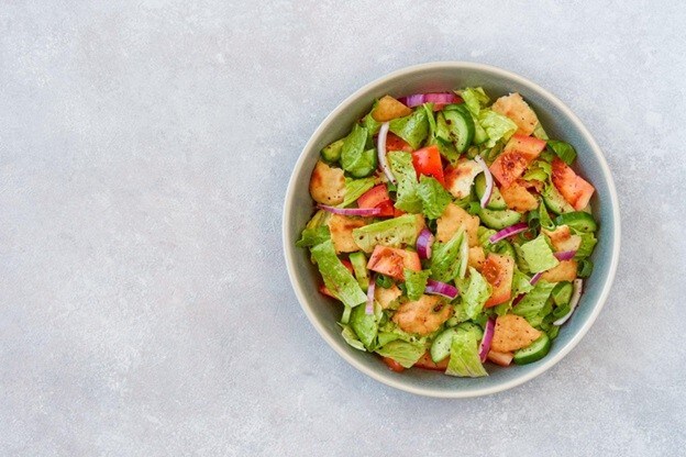 Fattoush salad berisi beragam sayuran dalam mangkuk keramik. Fattoush salad berisi beragam sayuran dalam mangkuk keramik.