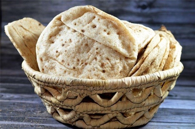 Tumpukan flat bread dalam keranjang roti. Tumpukan flat bread dalam keranjang roti.