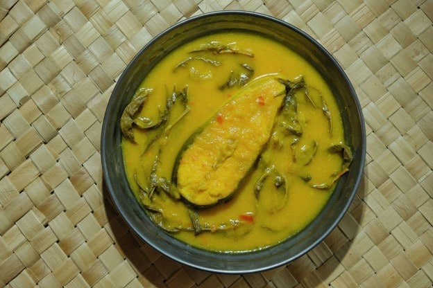 Seporsi tempoyak ikan disajikan di dalam mangkuk hitam Seporsi tempoyak ikan disajikan di dalam mangkuk hitam