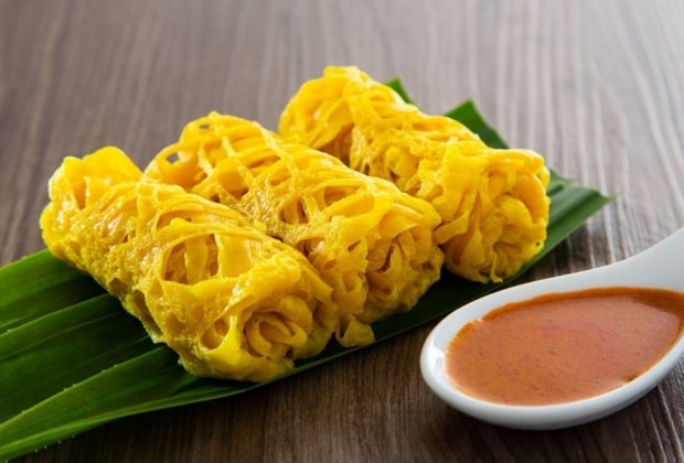Ragit atau roti jala versi Palembang yang disajikan dengan kari. Ragit atau roti jala versi Palembang yang disajikan dengan kari.