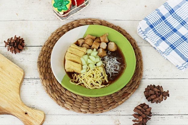 Seporsi rujak mie disajikan dalam mangkuk putih Seporsi rujak mie disajikan dalam mangkuk putih