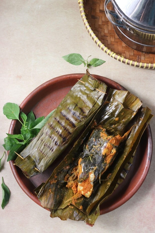Seporsi brengkes patin disajikan di atas piring tanah liat Seporsi brengkes patin disajikan di atas piring tanah liat