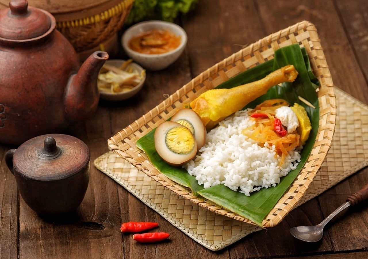 Nasi liwet disajikan dalam wadah rotan bentuk pincuk.