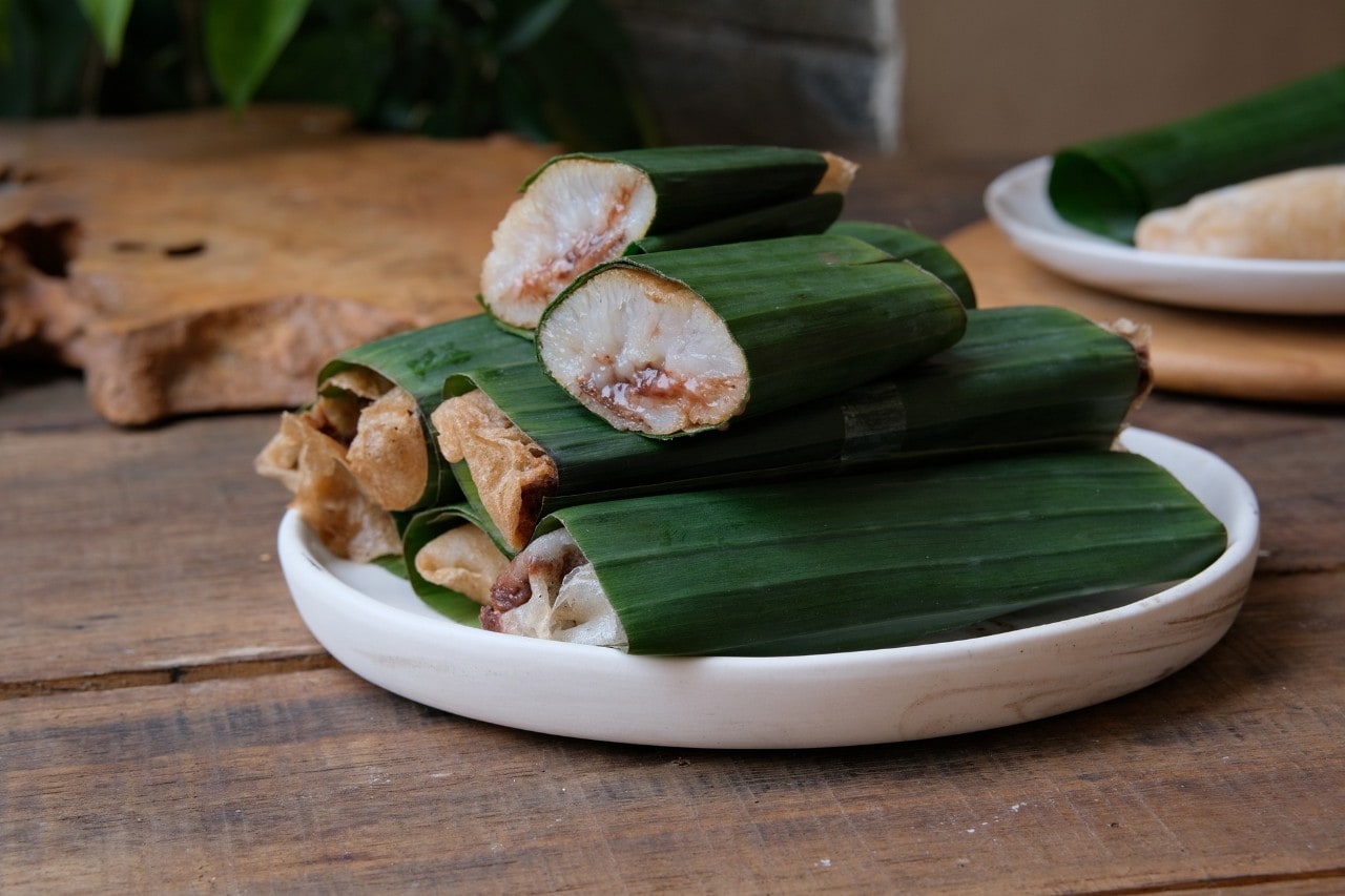 Tumpukan serabi Solo di atas piring putih.