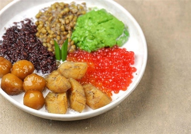 Bubur kampiun, menu takjil khas Sumatra Barat. Bubur kampiun, menu takjil khas Sumatra Barat.