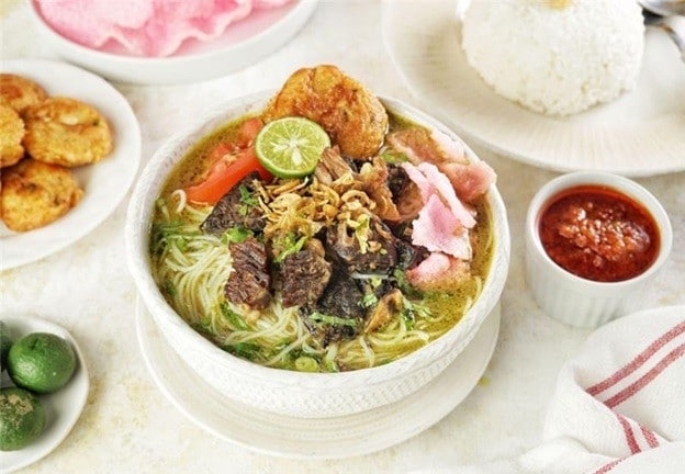Soto Padang dengan pelengkapnya untuk ide menu sarapan. Soto Padang dengan pelengkapnya untuk ide menu sarapan.