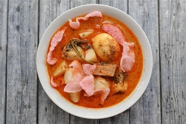 Ketupat sayur atau lontong sayur khas Sumatra Barat. Ketupat sayur atau lontong sayur khas Sumatra Barat.
