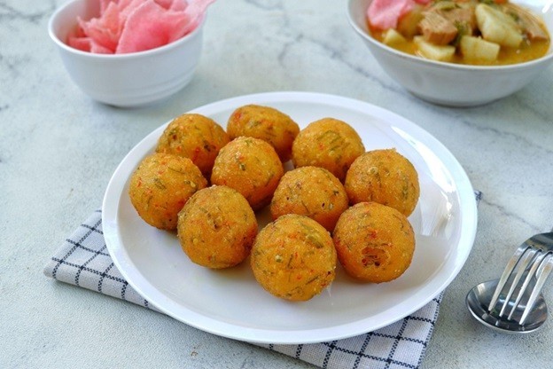 Sajikan sala lauak sebagai menu camilan khas Sumatra Barat. Sajikan sala lauak sebagai menu camilan khas Sumatra Barat.