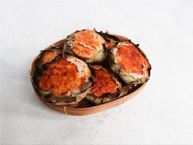 Bika bakar, makanan khas Sumatra Barat yang dibuat dalam daun waru. Bika bakar, makanan khas Sumatra Barat yang dibuat dalam daun waru.