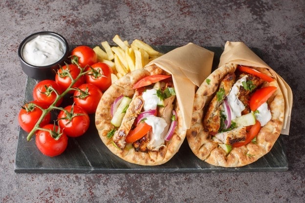 Gyros disajikan dengan tzatziki. Gyros disajikan dengan tzatziki.