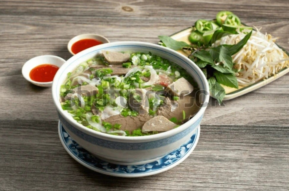 Semangkuk pho dengan sambal dan pelengkapnya. Semangkuk pho dengan sambal dan pelengkapnya.