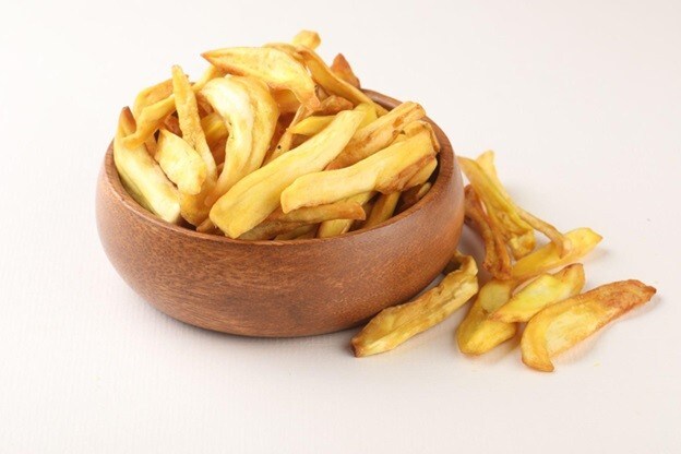Wooden bowl berisi keripik nangka. Wooden bowl berisi keripik nangka.