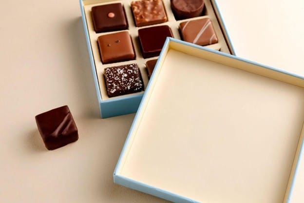 Seperti yang terlihat pada gambar, kemasan rigid box berisi potongan cokelat