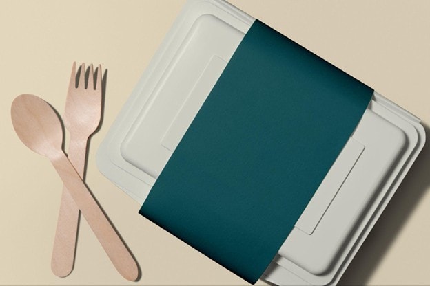 Seperti yang terlihat pada gambar, kemasan eco-friendly dengan sendok dan garpu di sebelahnya