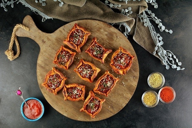 Pie mini dengan isi daging dengan saus.