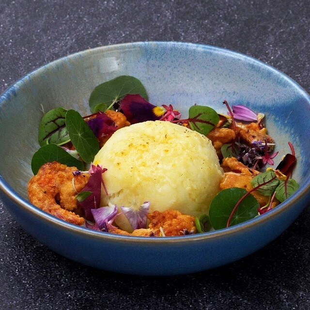 Kubah Kentang Tumbuk dengan Lahar Laksa Panas dan Udang Telur Asin