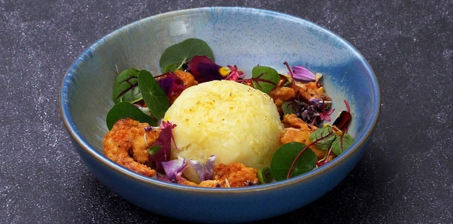 Kubah Kentang Tumbuk dengan Lahar Laksa Panas dan Udang Telur Asin