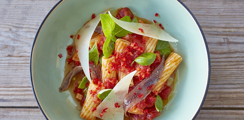 Pasta Arrabiata dengan Teri dan Pecorino