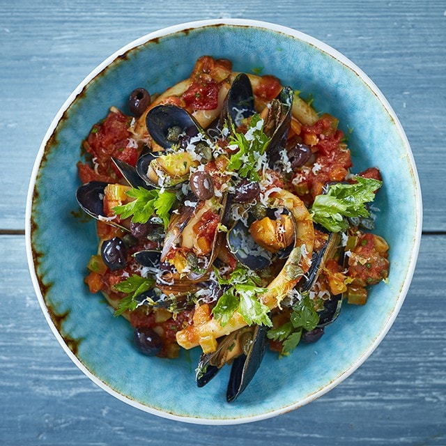 Pasta dengan Remis, Tomat, dan Zaitun