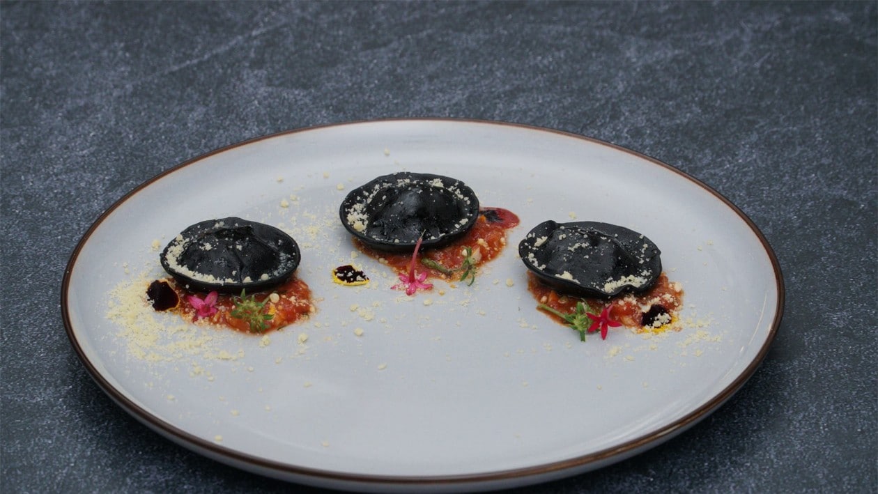 Ravioli Cumi-Cumi Hitam dengan Isian Ayam Bakar Szechuan