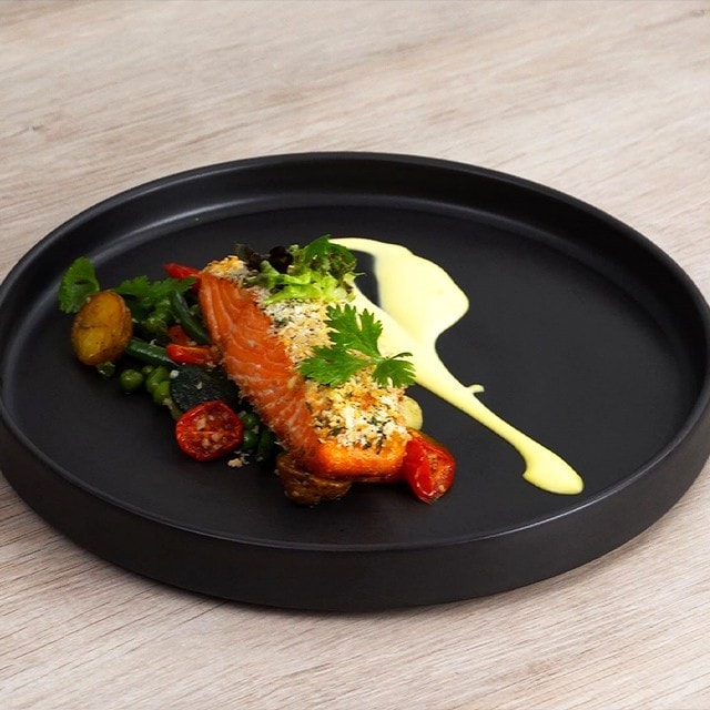 Salmon Panggang dengan Daun Ketumbar dan Hollandaise Ekstrak Yuzu
