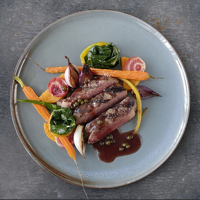 Steak Iga Sapi Panggang dengan Saus Merica Hijau