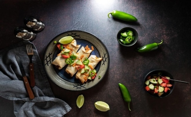 Seperti yang terlihat pada foto, ada hidangan appetizer dengan cabai hijau.