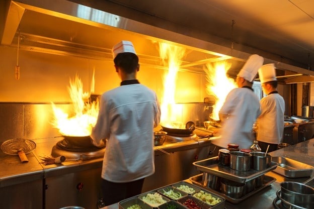 Setiap section dapur di restoran umumnya dikepalai oleh chef de partie. Setiap section dapur di restoran umumnya dikepalai oleh chef de partie.