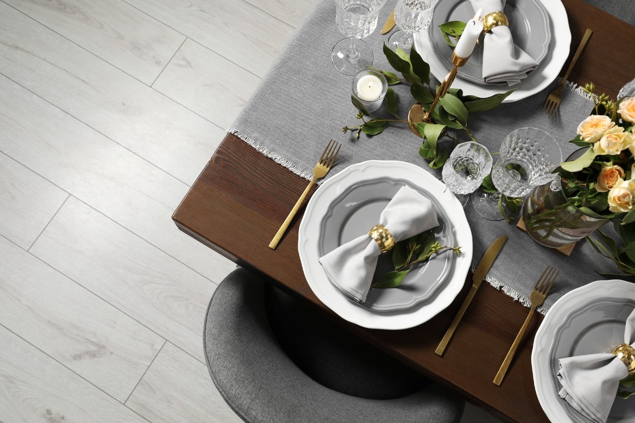 Seperti yang terlihat pada gambar, table set-up dengan dekorasi bunga dan lilin