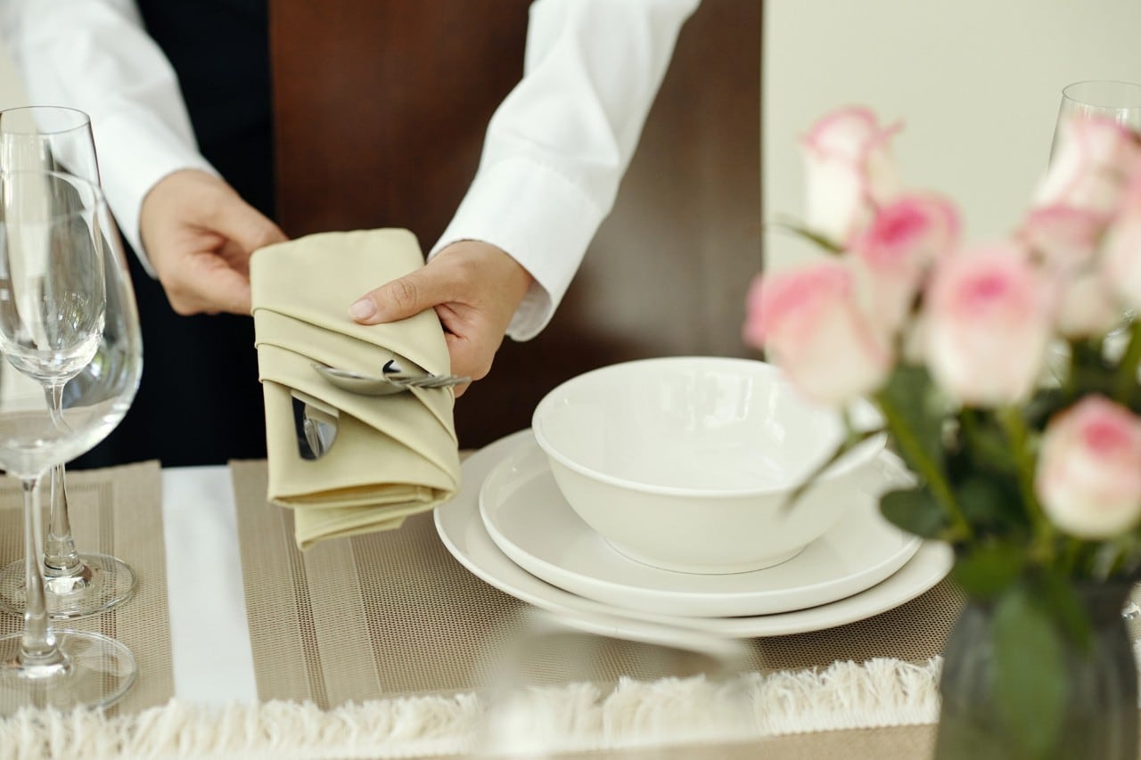 Seperti yang terlihat pada gambar, table setting dengan mangkuk sup dan dinner plate