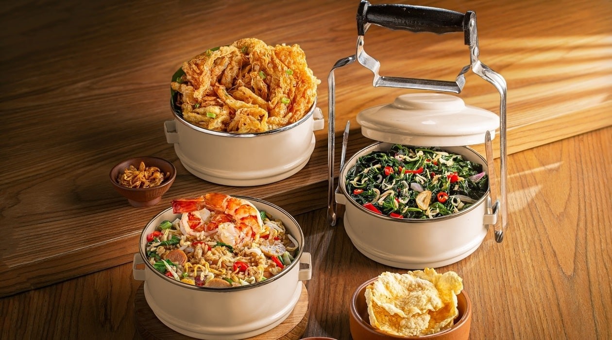 Tambahan mie pada nasi goreng sodara membuat sajian ini tampil beda, dan masih dilengkapi dengan telur barendo dan tumis daun pepaya teri