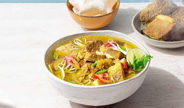 Segarnya soto asap dengan perkedel dan tahu baso akan membuat sajian resto Anda lebih meriah