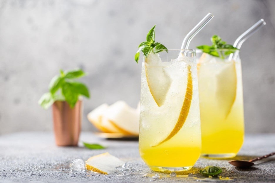 Dua gelas minuman melon dengan irisan melon segar