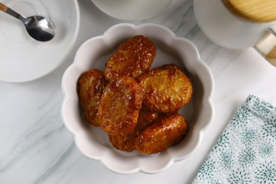 Enam buah gemblong dalam mangkuk putih. 