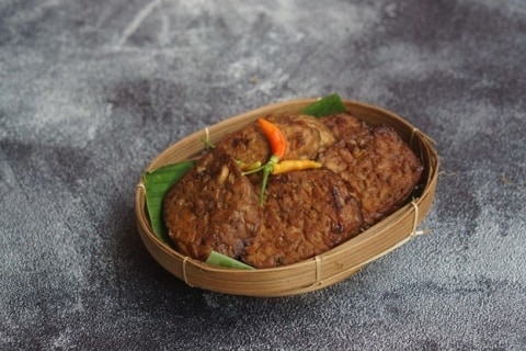 Olahan tempe seperti bacem pedas ini sangat cocok jadi lauk untuk nasi kucing, nasi uduk, atau nasi liwet. Olahan tempe seperti bacem pedas ini sangat cocok jadi lauk untuk nasi kucing, nasi uduk, atau nasi liwet.