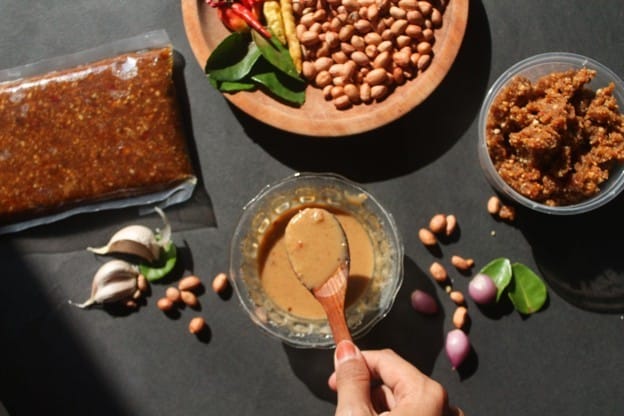 Seperti yang terlihat pada foto, ada chef sedang membuat bumbu pecel.