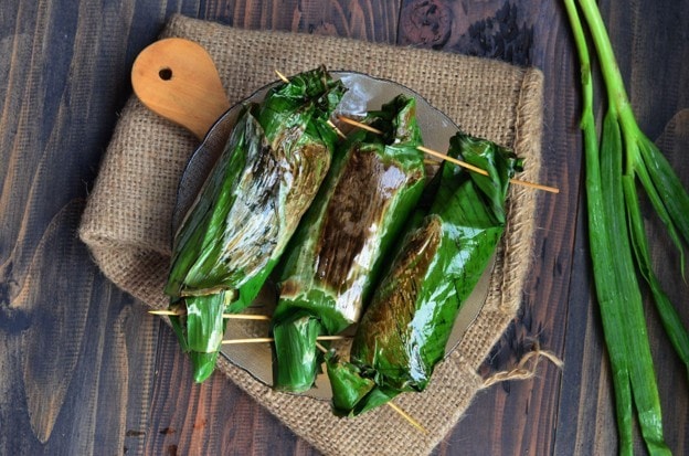 Seperti yang terlihat pada foto, ada nasi bakar yang telah dipanggang dengan pembungkus alami.
