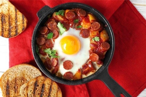 Olahan sosis berupa sajian sarapan komplet, yaitu sosis, telur, dan saus tomat disajikan bersama toast bread. Olahan sosis berupa sajian sarapan komplet, yaitu sosis, telur, dan saus tomat disajikan bersama toast bread.