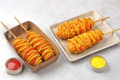 Corn dog dengan saus mustard Corn dog dengan saus mustard