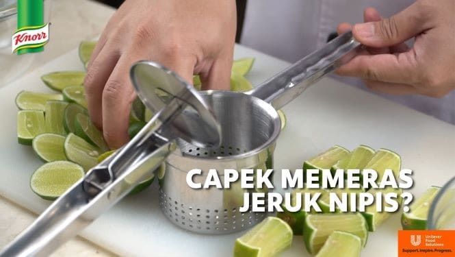 cara memeras jeruk nipis