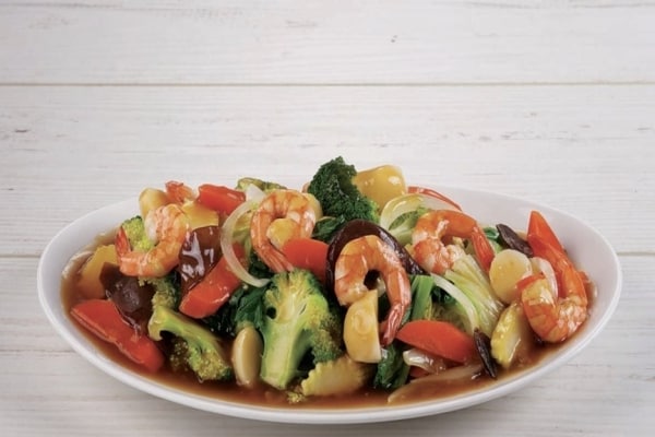 Capcay Goreng, salah satu aneka tumis sayuran disajikan dalam piring putih Capcay Goreng, salah satu aneka tumis sayuran disajikan dalam piring putih
